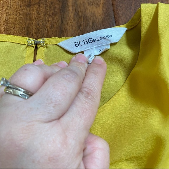 BCBGeneration Women's Mustard Yellow Tulip Overlay Front Flutter Sleeves XSmall - Picture 3 of 7
